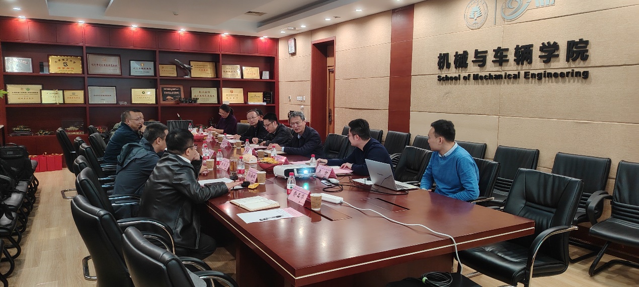 一群人在餐廳里

中度可信度描述已自動生成